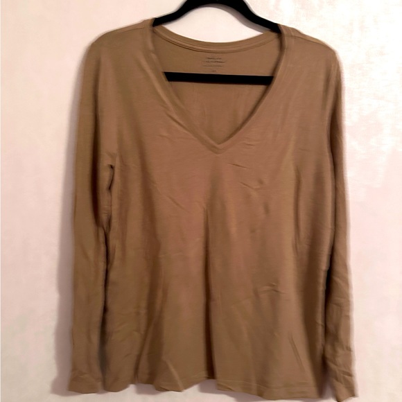 Banana Republic timeless tee - Picture 1 of 3